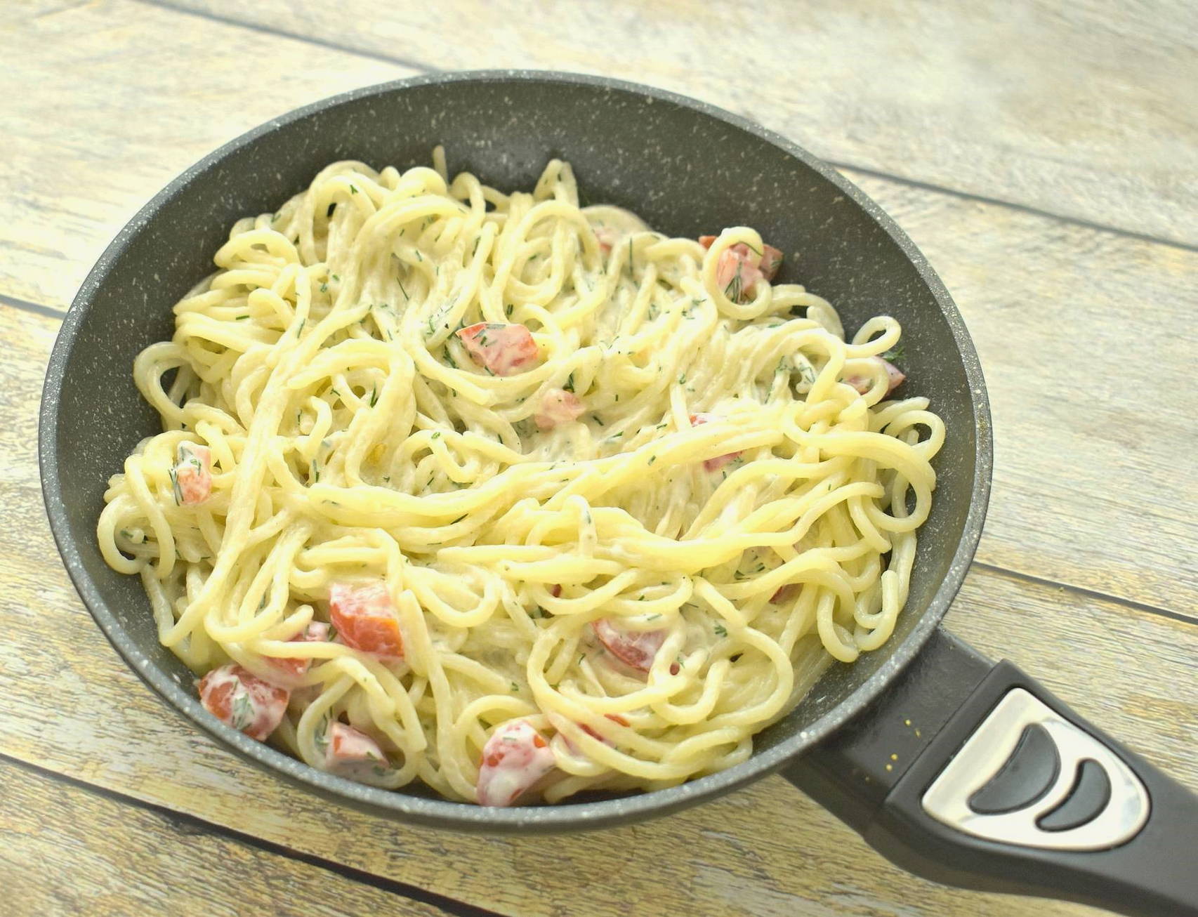 Макароны в сметанном соусе на сковороде