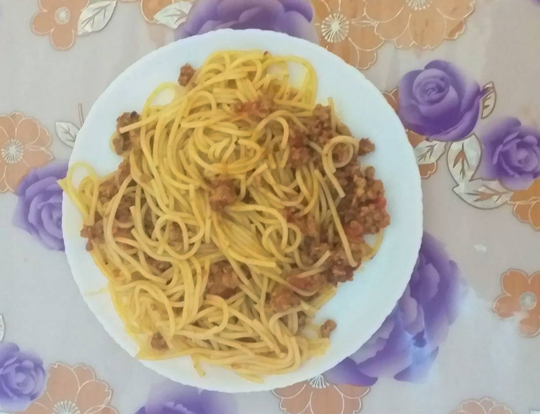 Макароны с фаршем и помидорами на сковороде