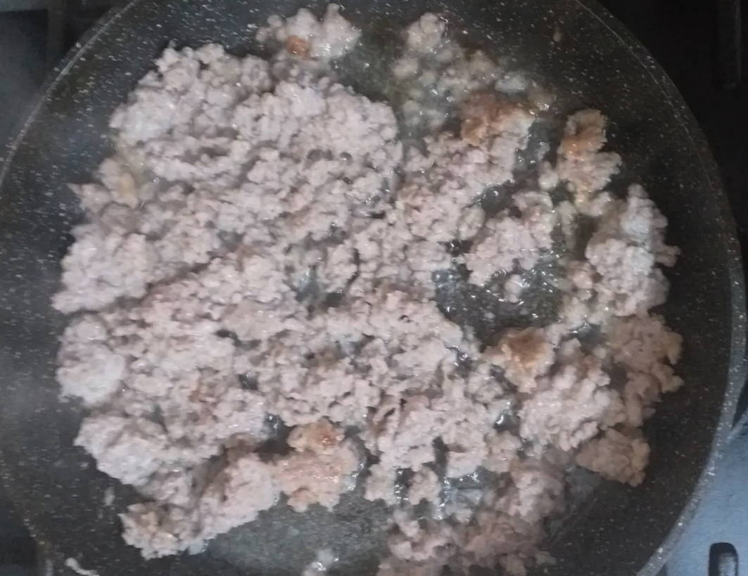 Макароны с фаршем и помидорами на сковороде