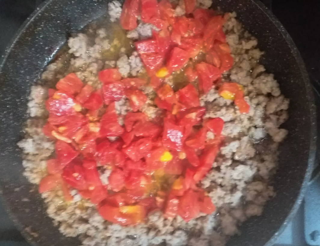 Макароны с фаршем и помидорами на сковороде