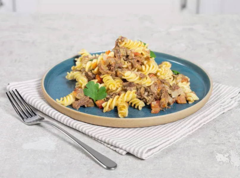 Макароны с тушенкой в сковороде