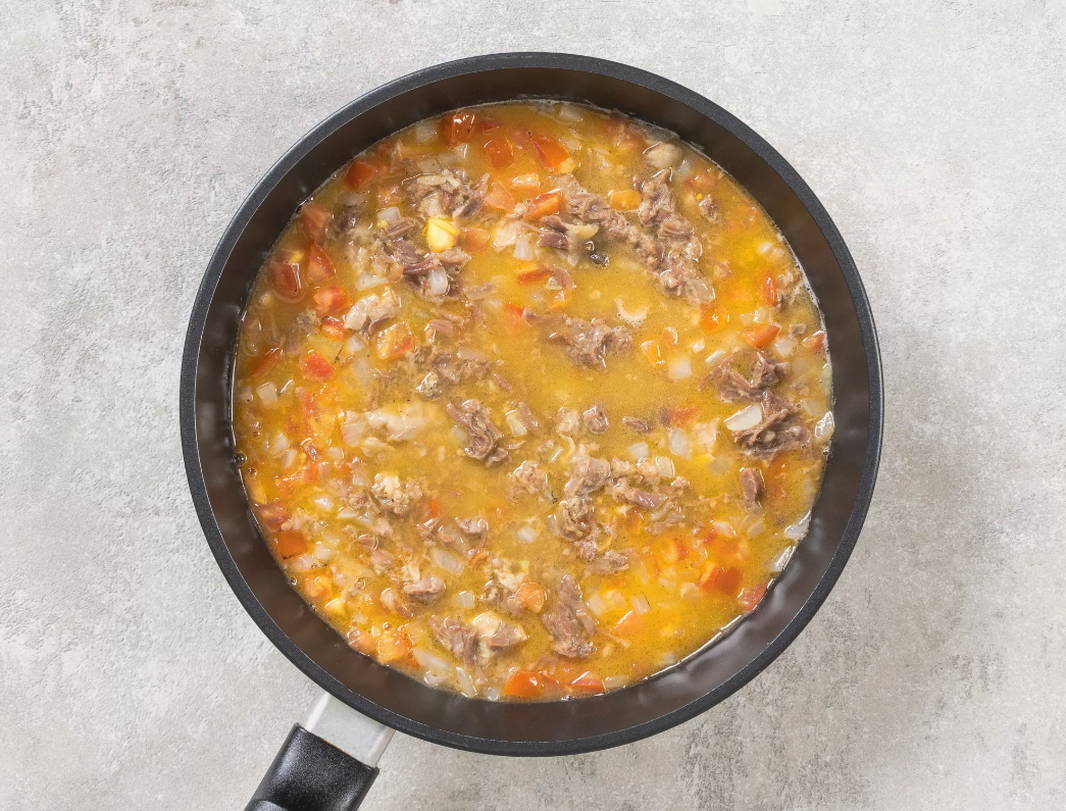 Макароны с тушенкой в сковороде