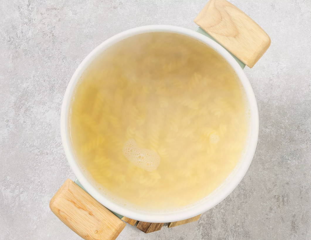 Макароны с тушенкой в сковороде