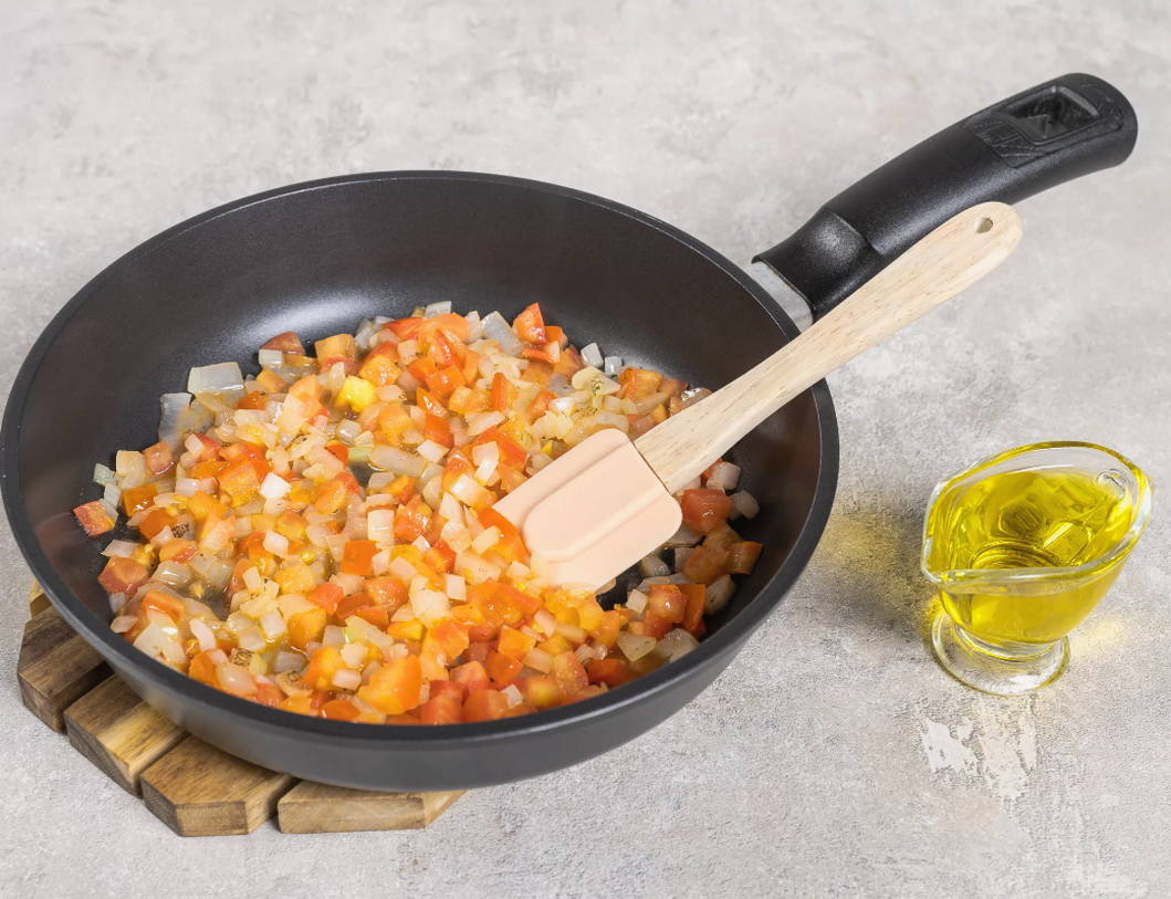 Макароны с тушенкой в сковороде