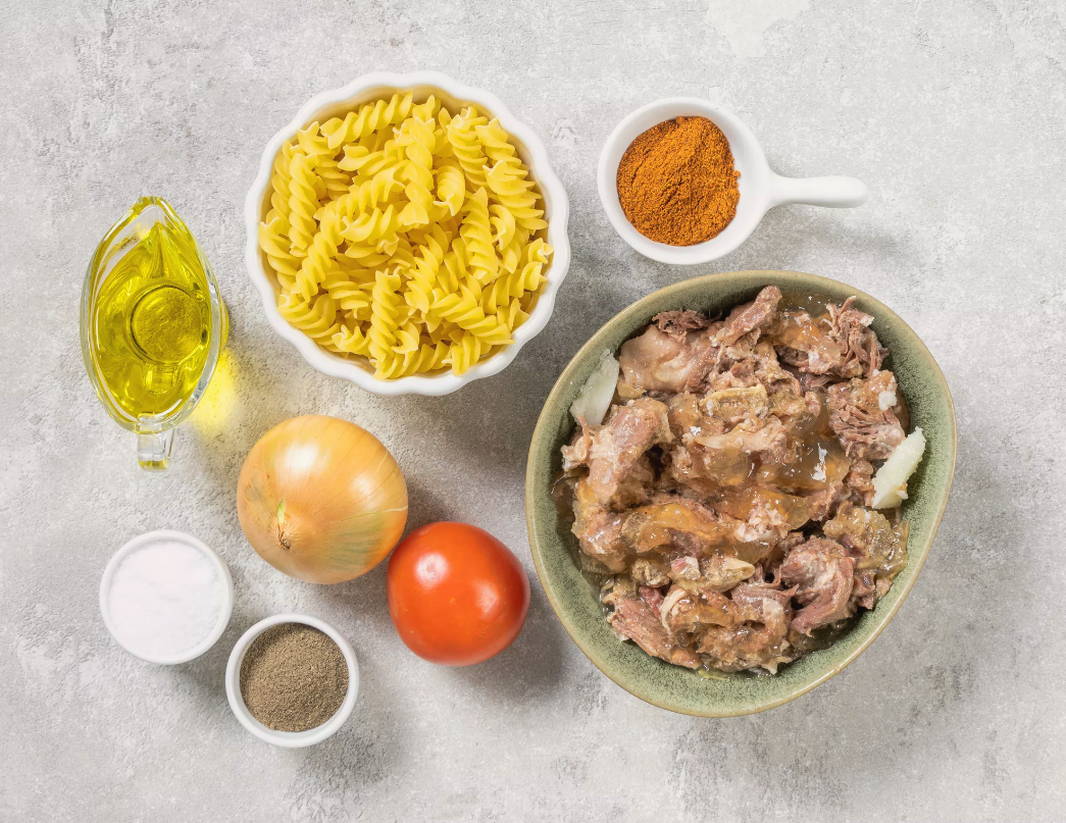 Макароны с тушенкой в сковороде