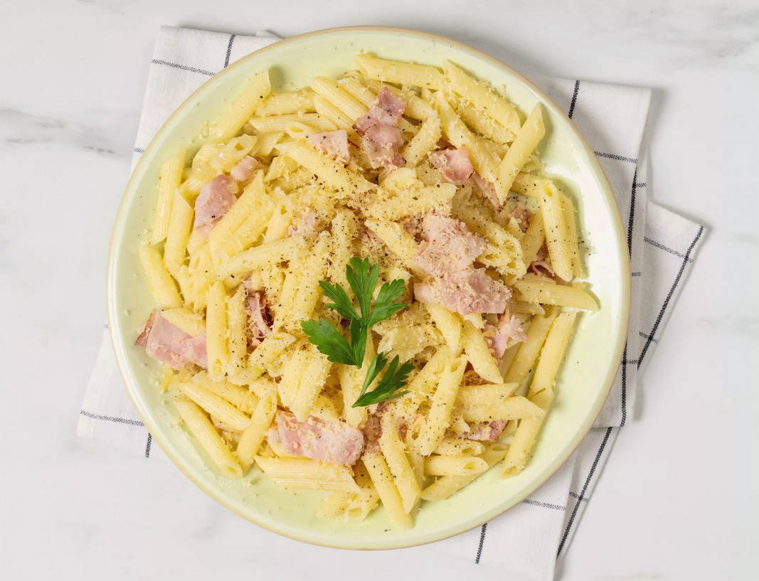 Макароны с беконом и сыром на сковороде