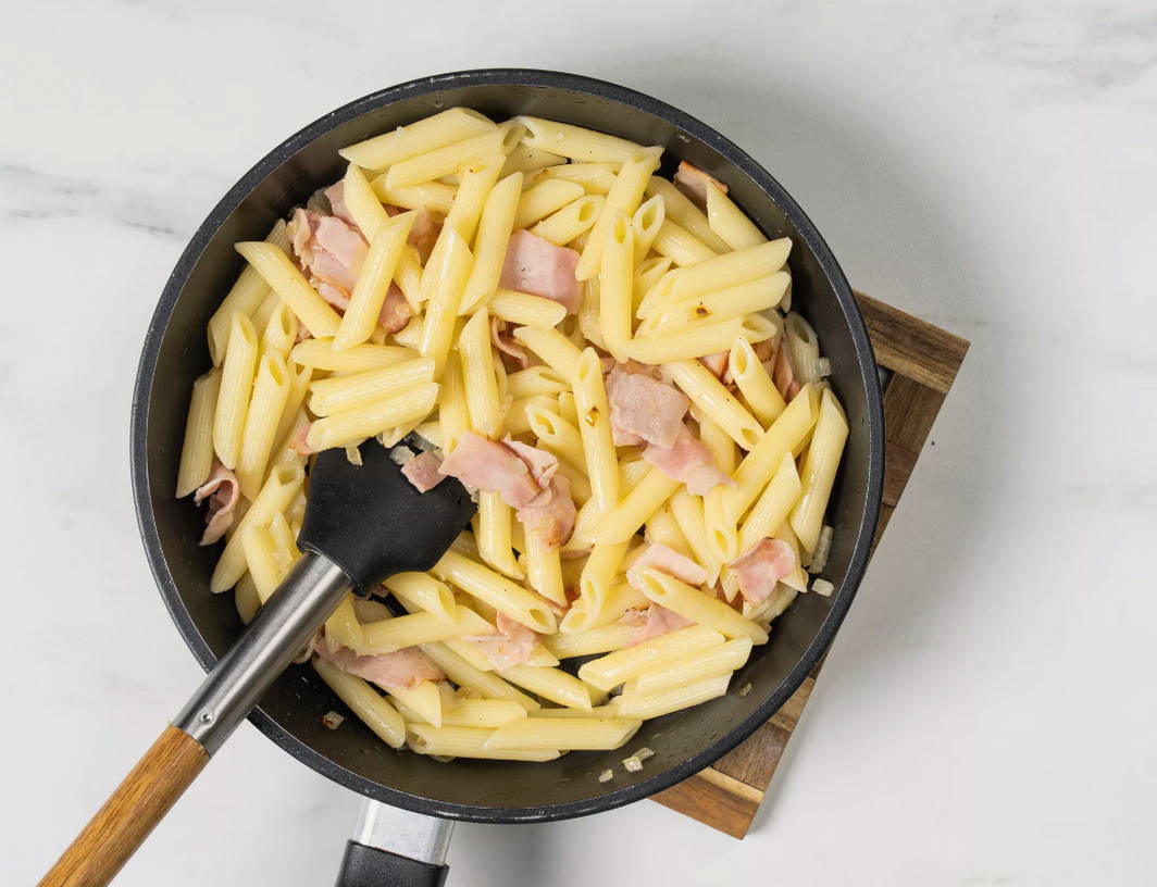 Макароны с беконом и сыром на сковороде