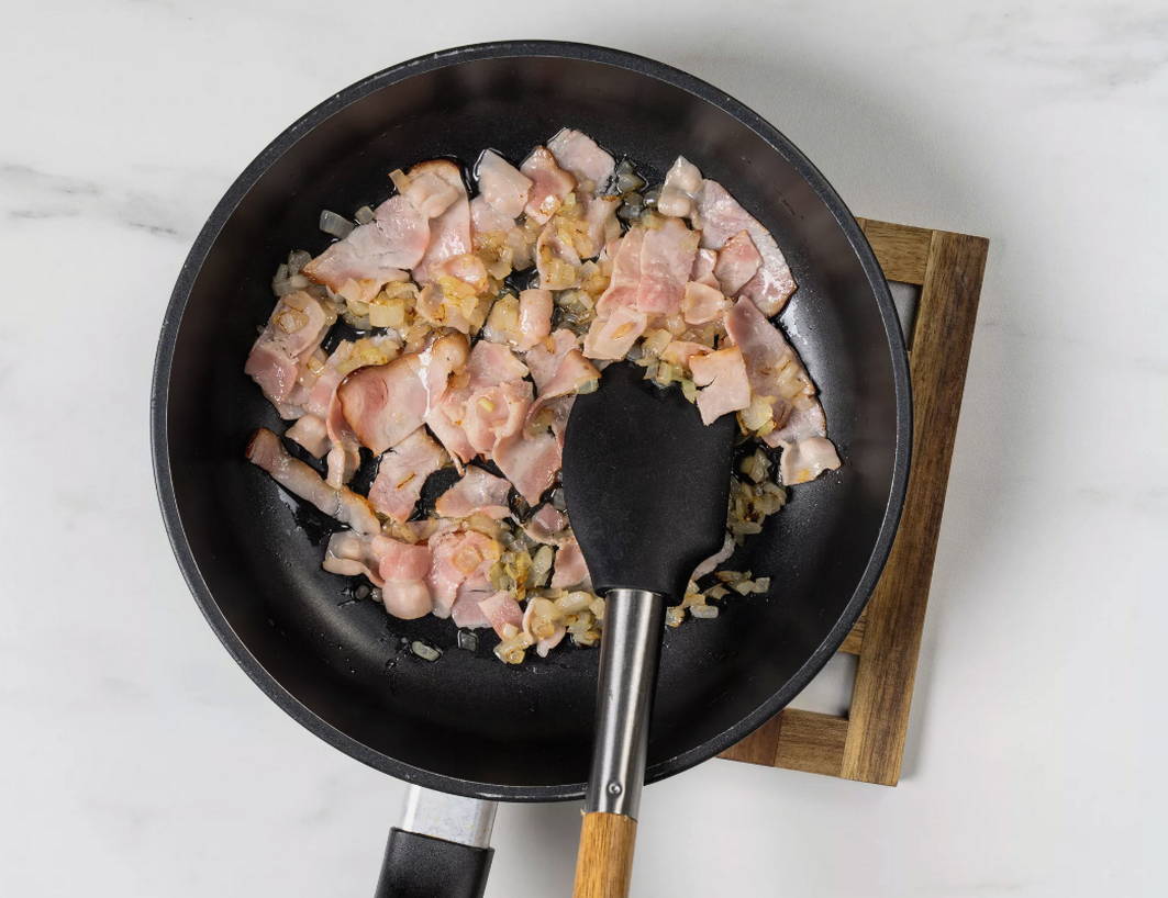 Макароны с беконом и сыром на сковороде