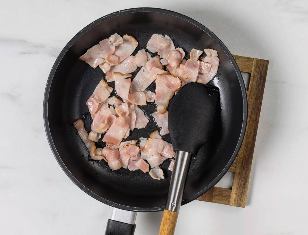 Макароны с беконом и сыром на сковороде