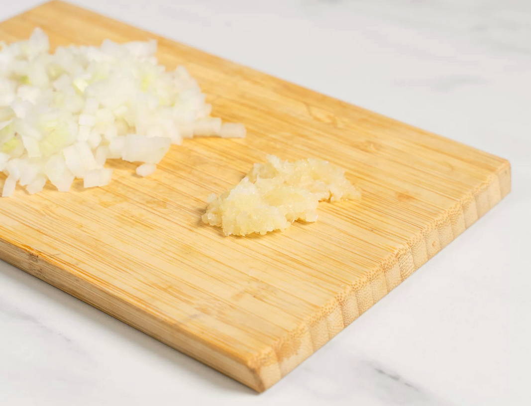 Макароны с беконом и сыром на сковороде