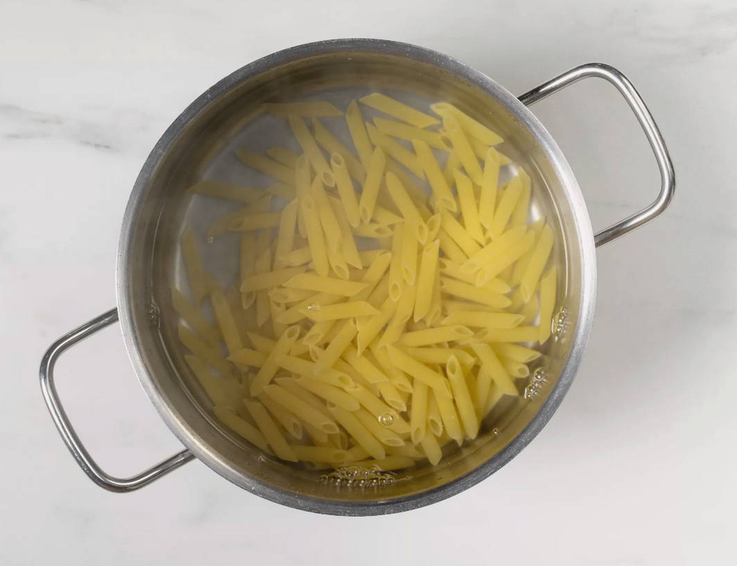 Макароны с беконом и сыром на сковороде