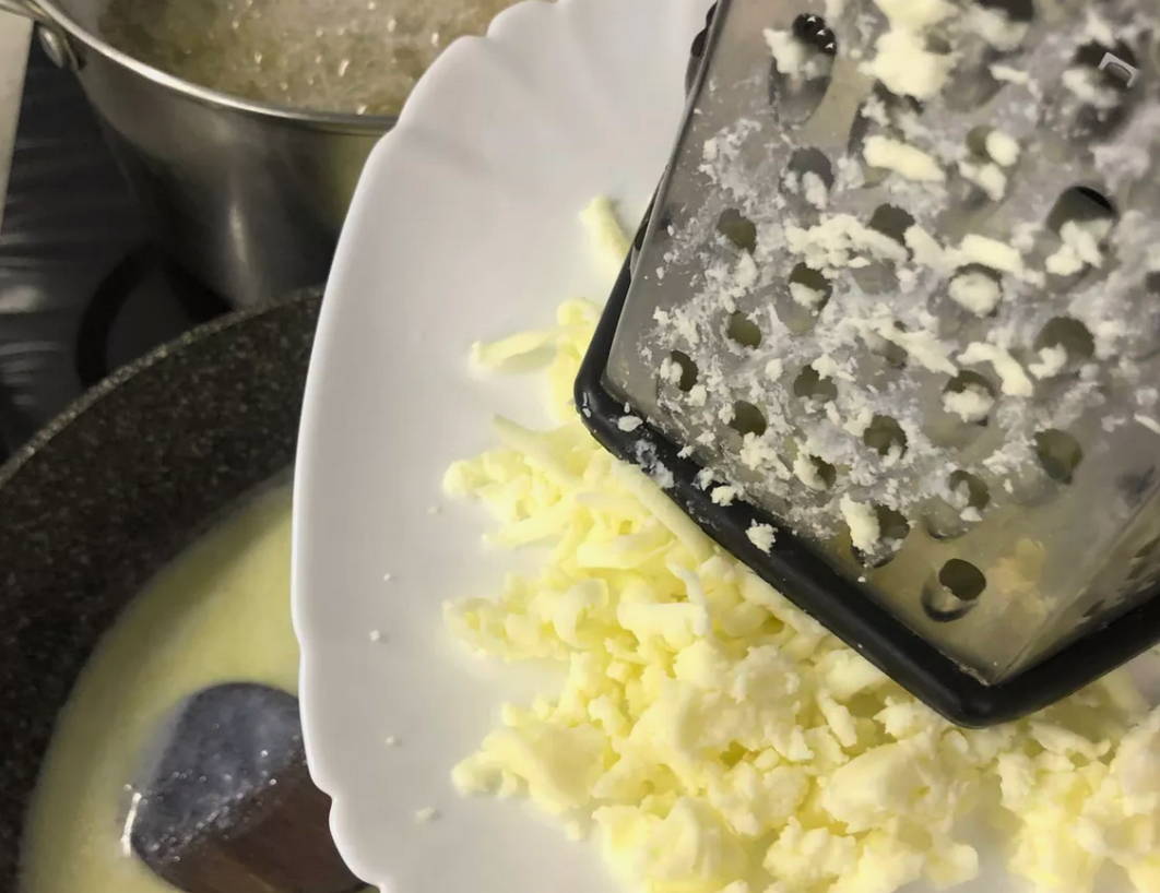 Макароны в сырном соусе на сковороде