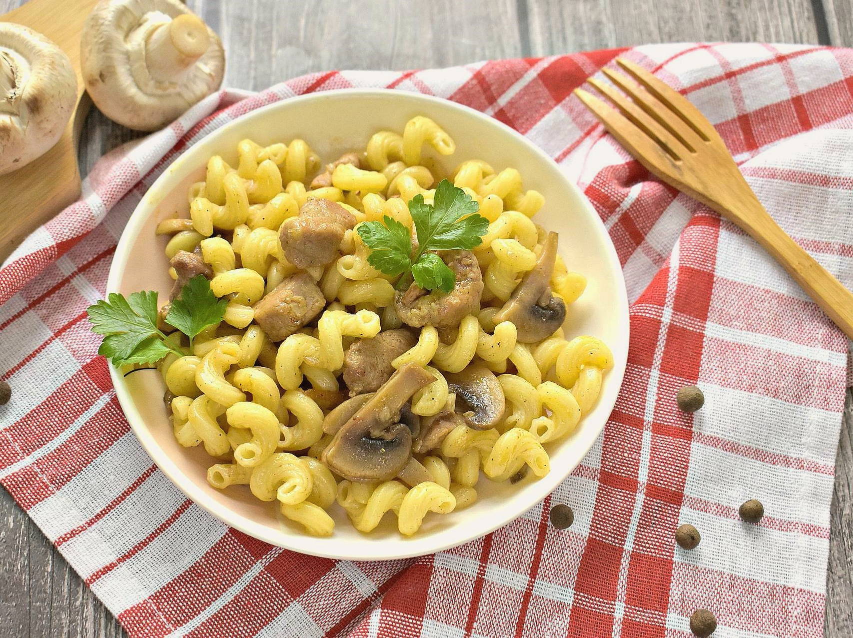 Макароны с мясом и грибами