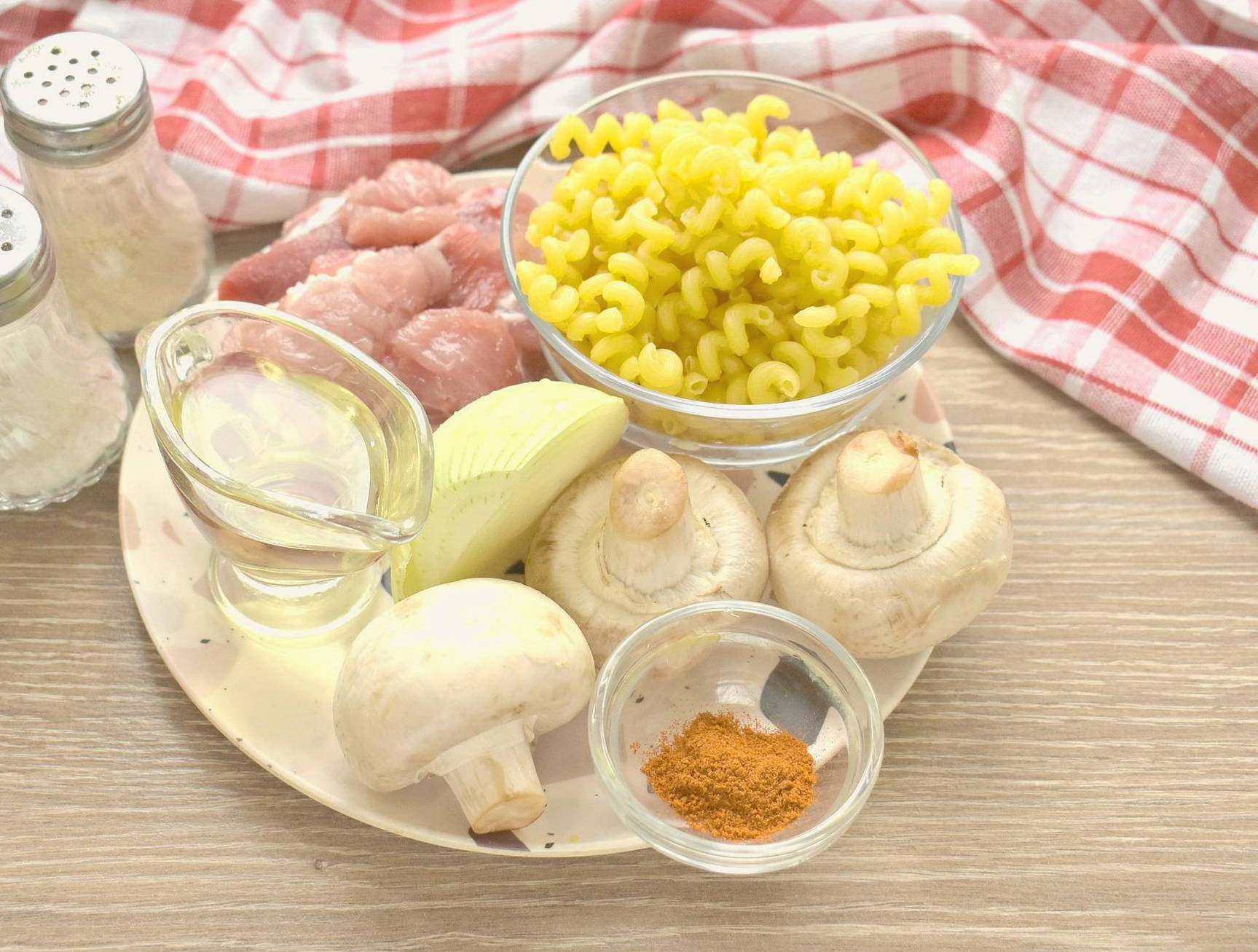 Макароны с мясом и грибами