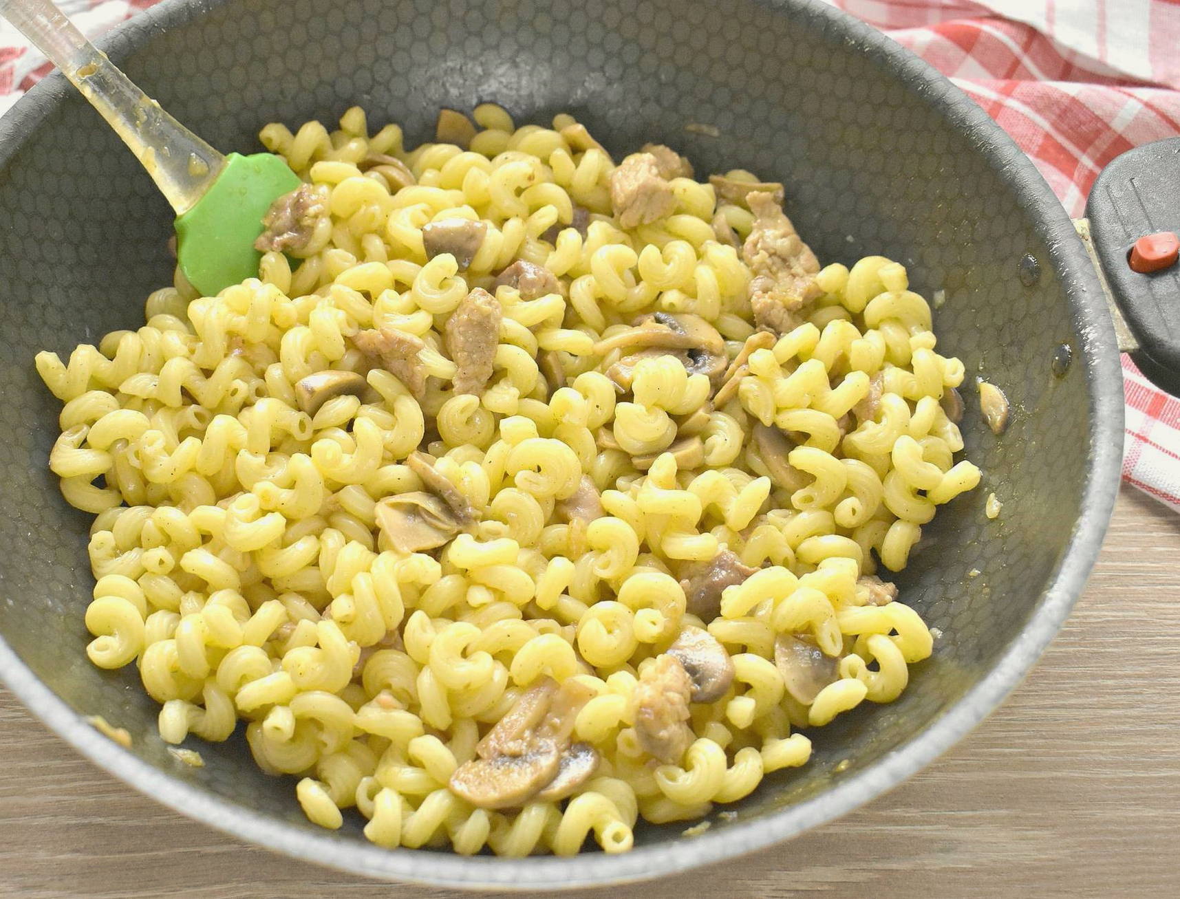 Макароны с мясом и грибами