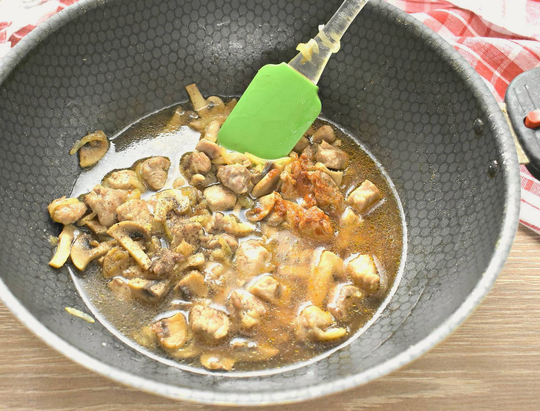 Макароны с мясом и грибами