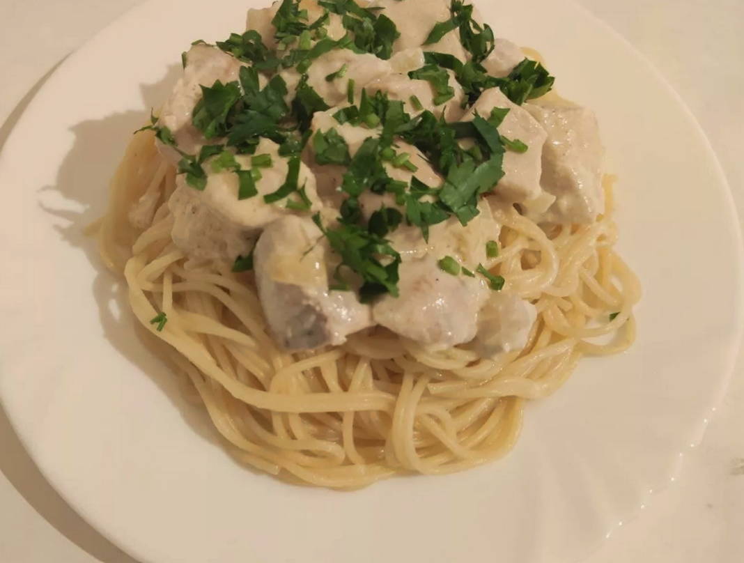 Макароны с курицей в сметанном соусе