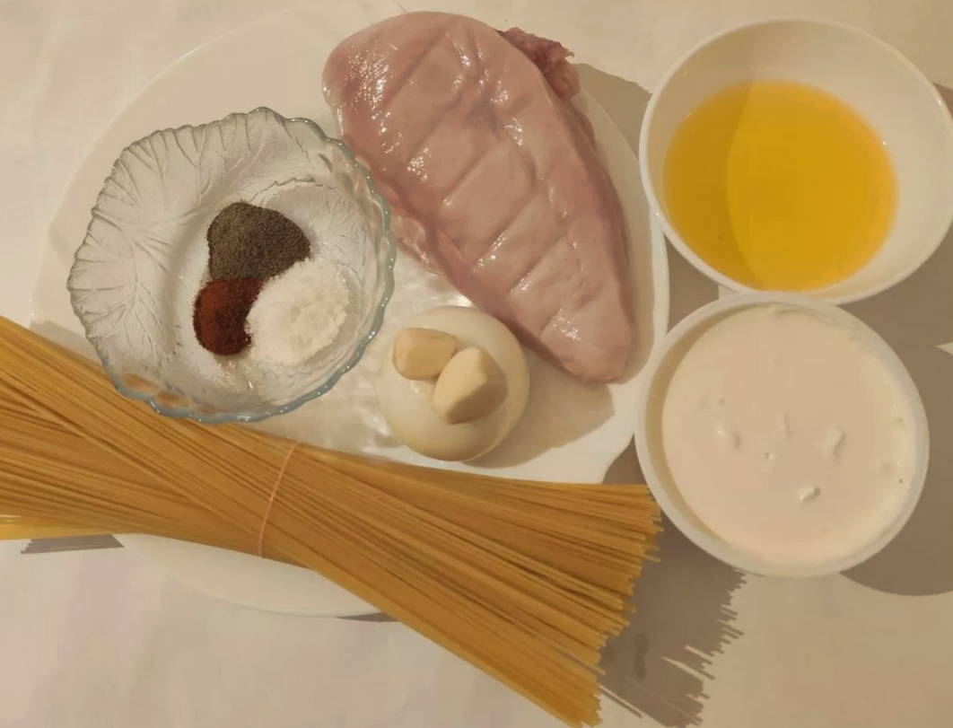 Макароны с курицей в сметанном соусе