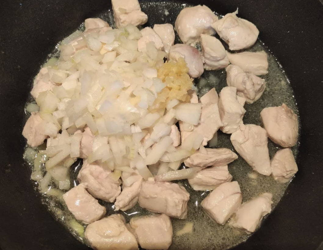 Макароны с курицей в сметанном соусе