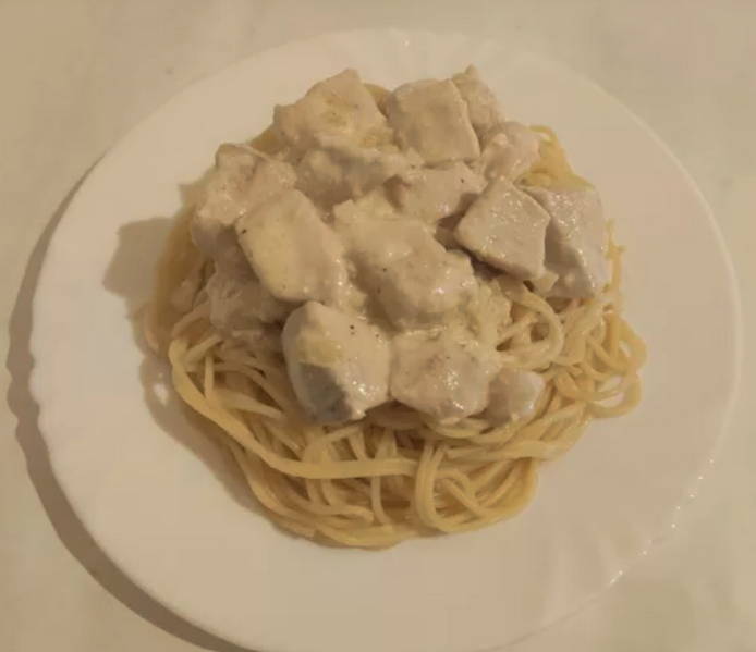 Макароны с курицей в сметанном соусе