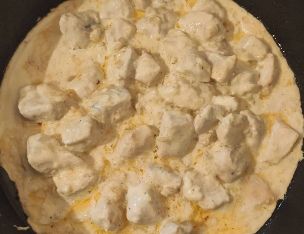 Макароны с курицей в сметанном соусе