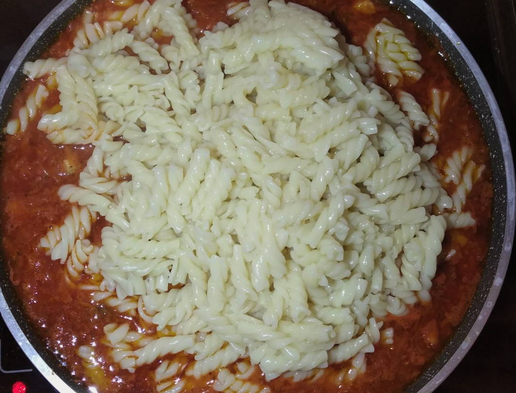 Макароны с мясом в томатном соусе