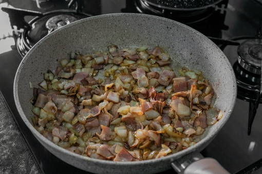 Макароны с беконом в сливочном соусе