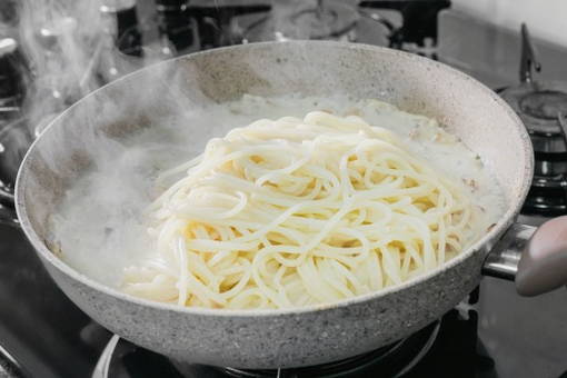 Макароны с беконом в сливочном соусе