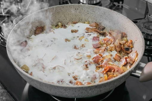 Макароны с беконом в сливочном соусе