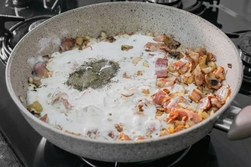 Макароны с беконом в сливочном соусе