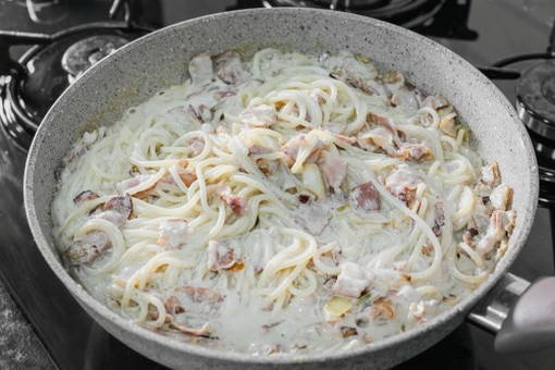 Макароны с беконом в сливочном соусе