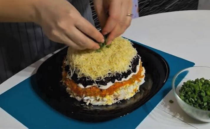 Салат «Для мужчин» с черносливом