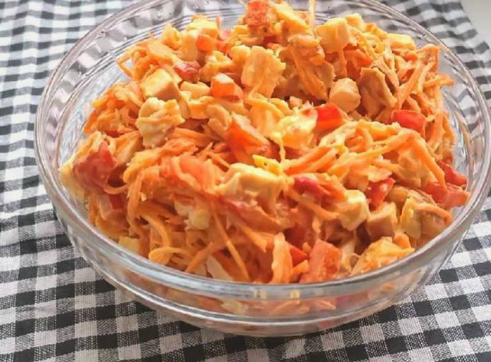 Салат «Для мамы» с корейской морковью, курицей и болгарским перцем