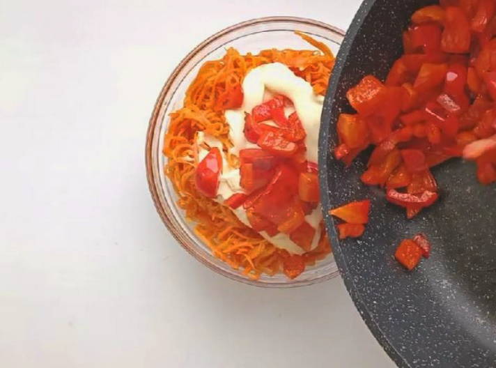 Салат «Для мамы» с корейской морковью, курицей и болгарским перцем