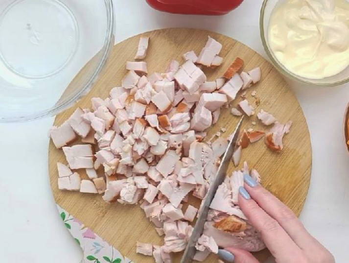 Салат «Для мамы» с корейской морковью, курицей и болгарским перцем