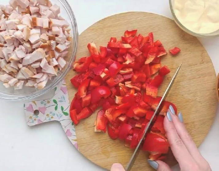 Салат «Для мамы» с корейской морковью, курицей и болгарским перцем