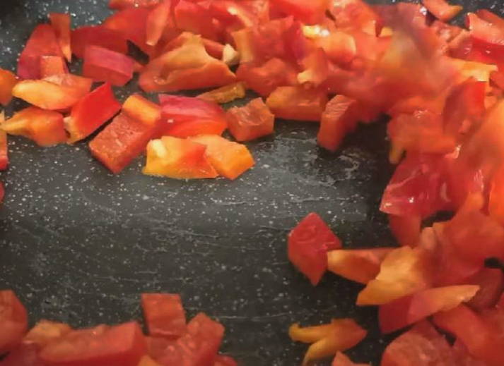 Салат «Для мамы» с корейской морковью, курицей и болгарским перцем