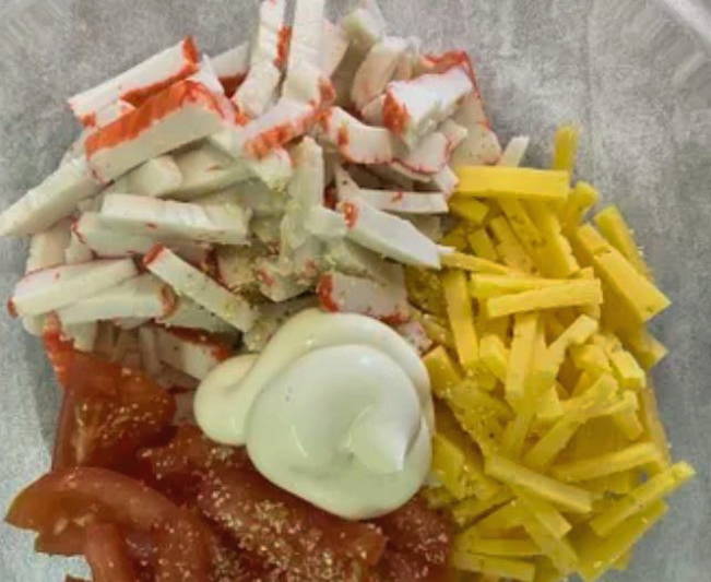 Салат «Дипломат» с крабовыми палочками, помидорами, сыром и чесноком