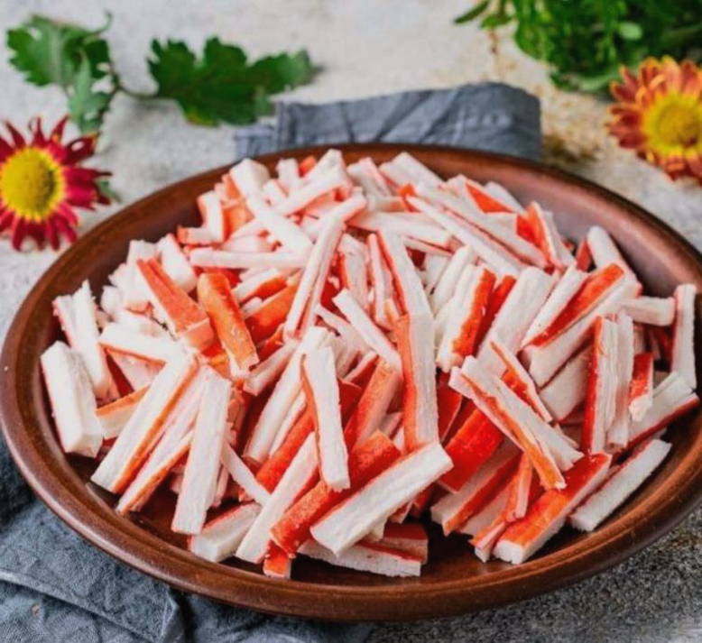 Салат «Дипломат» с крабовыми палочками, помидорами, сыром и чесноком Салат «Дипломат» с крабовыми палочками, помидорами, сыром и чесноком
