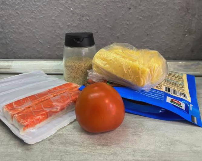 Салат «Дипломат» с крабовыми палочками, помидорами, сыром и чесноком Салат «Дипломат» с крабовыми палочками, помидорами, сыром и чесноком