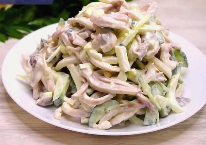 Салат «Диана» с кальмарами и опятами