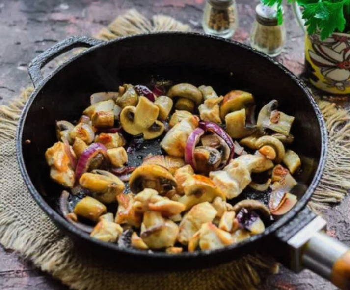 Салат «Деревенский» с курицей и грибами Салат «Деревенский» с курицей и грибами