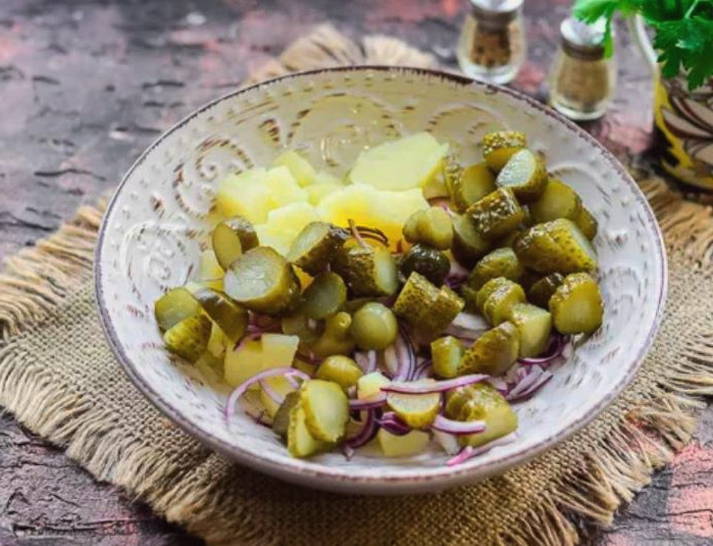 Салат «Деревенский» с курицей и грибами Салат «Деревенский» с курицей и грибами