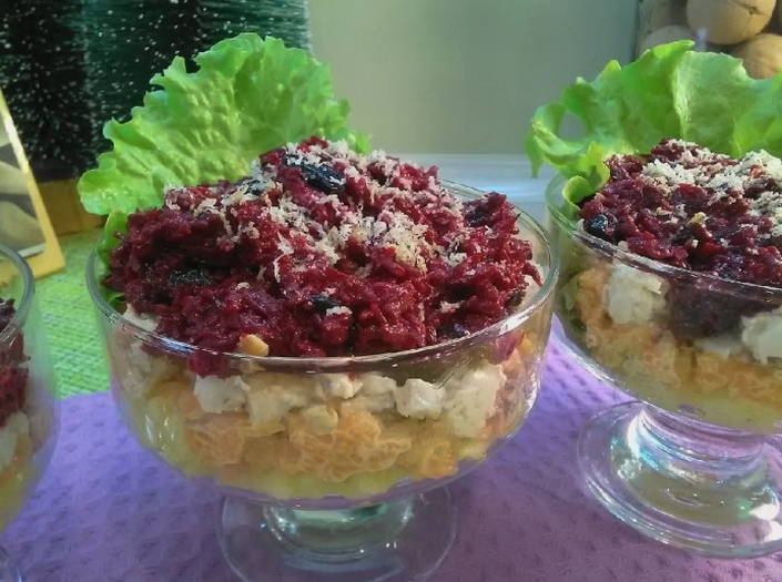 Салат «Гренадер» с курицей, черносливом и грецким орехом
