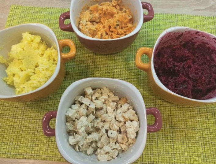 Салат «Гренадер» с курицей, черносливом и грецким орехом