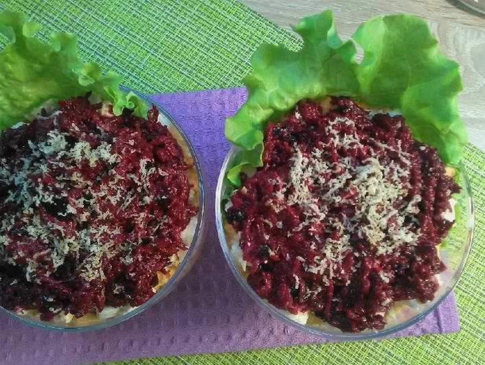 Салат «Гренадер» с курицей, черносливом и грецким орехом