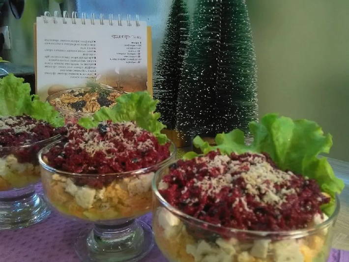 Салат «Гренадер» с курицей, черносливом и грецким орехом