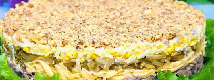 Салат с говядиной, маринованными огурцами, сыром и яйцом