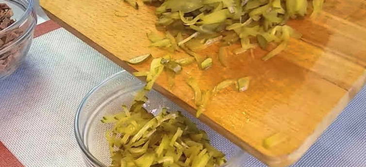 Салат с говядиной, маринованными огурцами, сыром и яйцом
