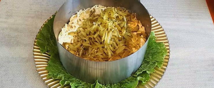 Салат с говядиной, маринованными огурцами, сыром и яйцом